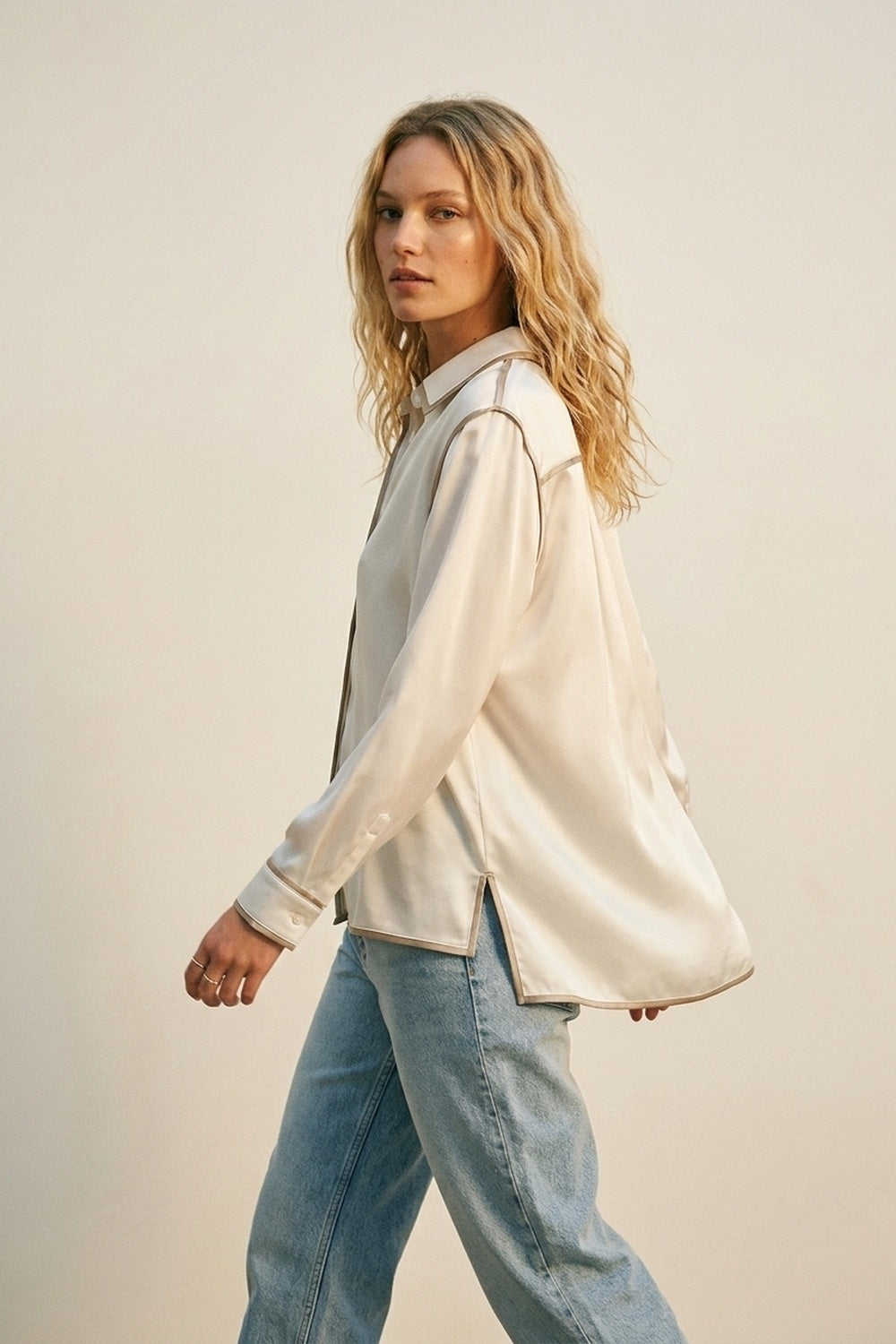 Chemise boutonnée en satin crème avec bordures contrastées