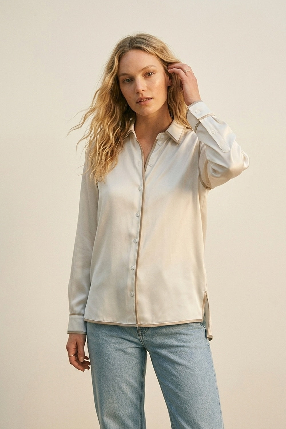 Chemise boutonnée en satin crème avec bordures contrastées