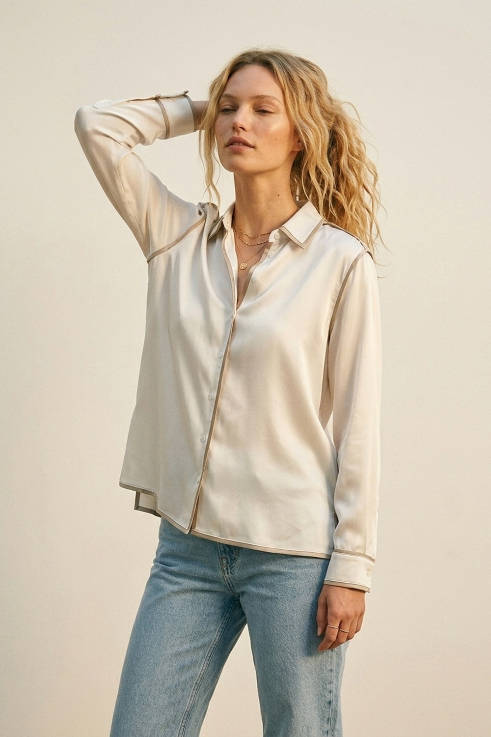 Chemise boutonnée en satin crème avec bordures contrastées