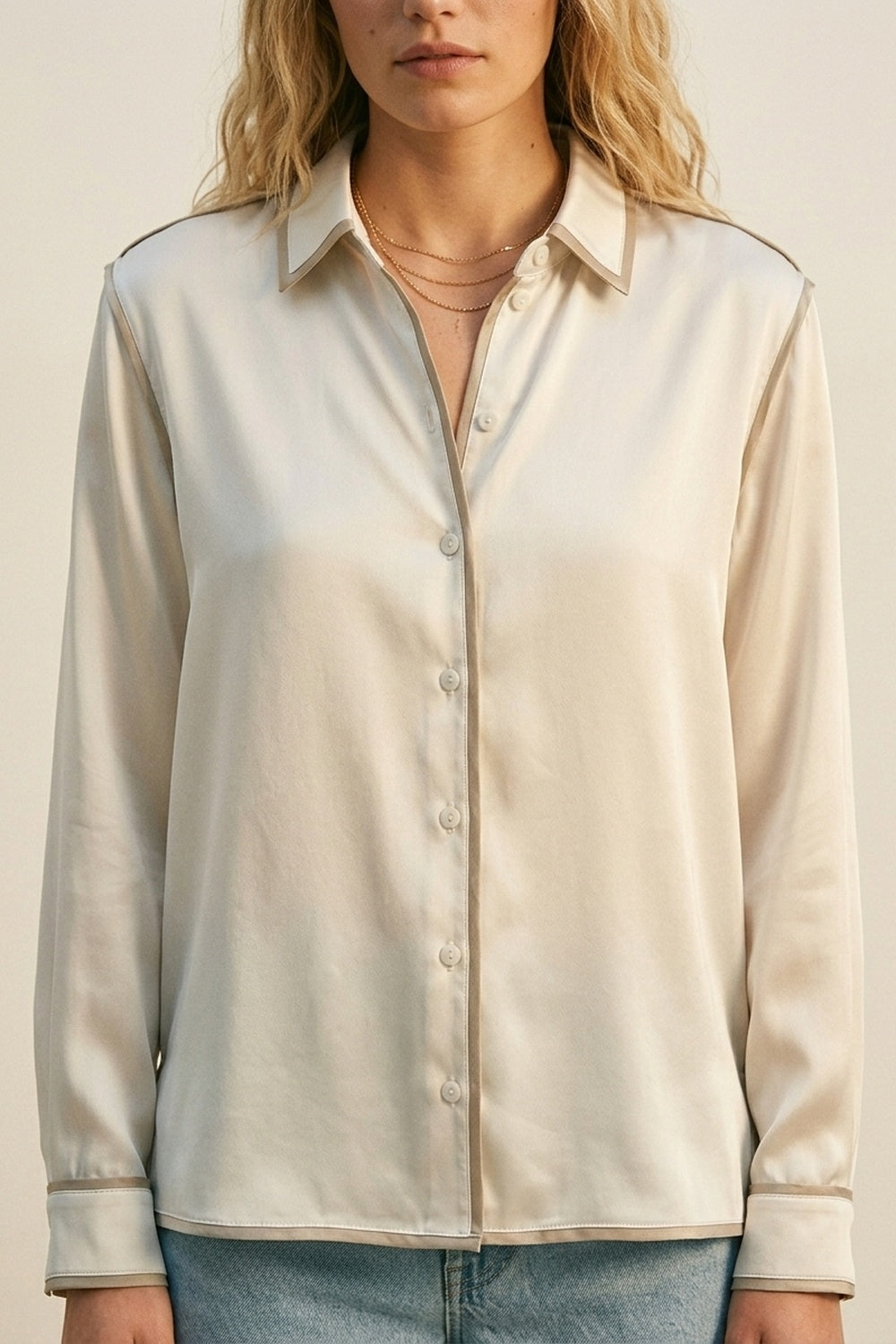Chemise boutonnée en satin crème avec bordures contrastées