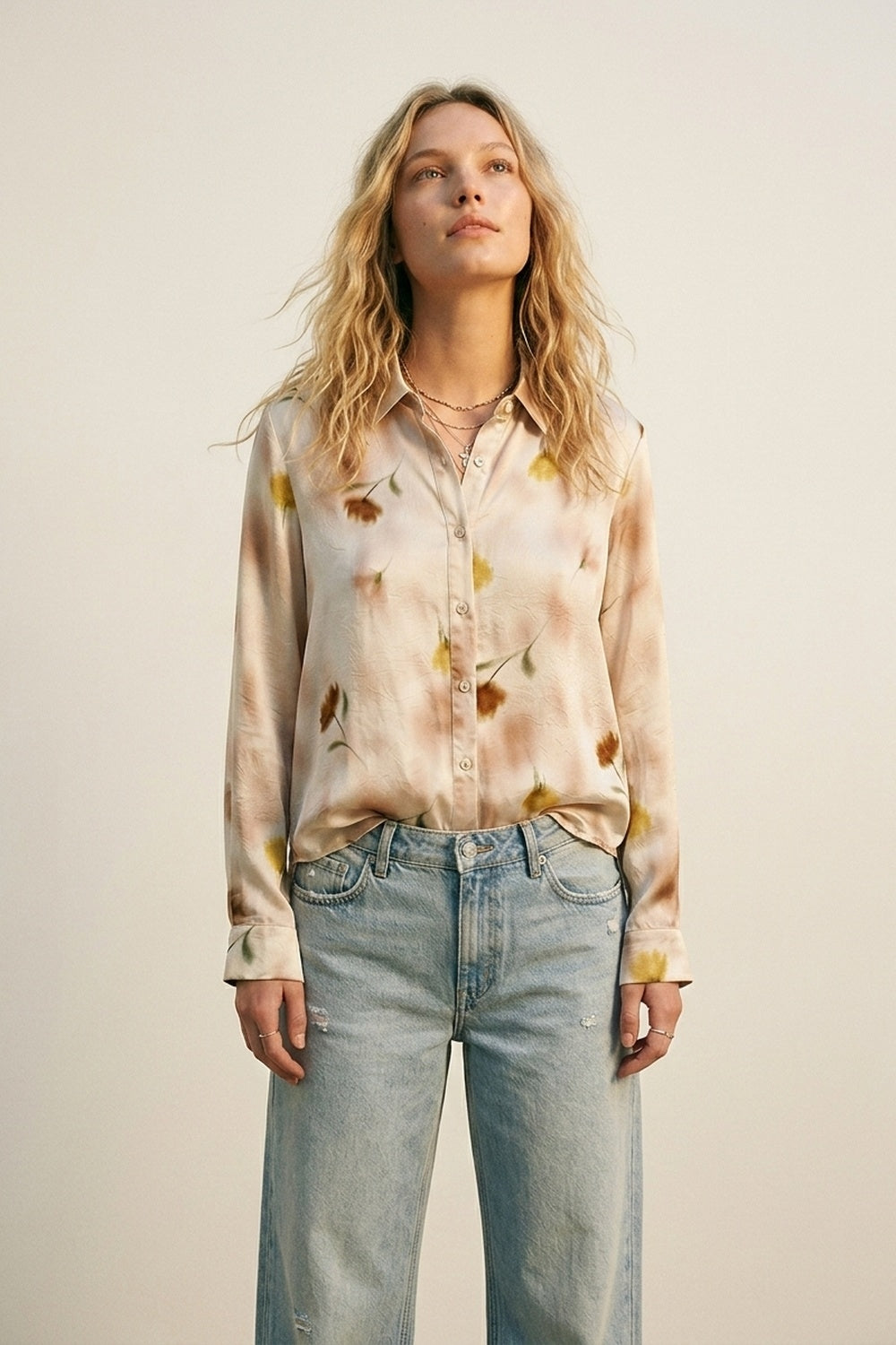 Chemise en satin beige à fleurs avec boutons