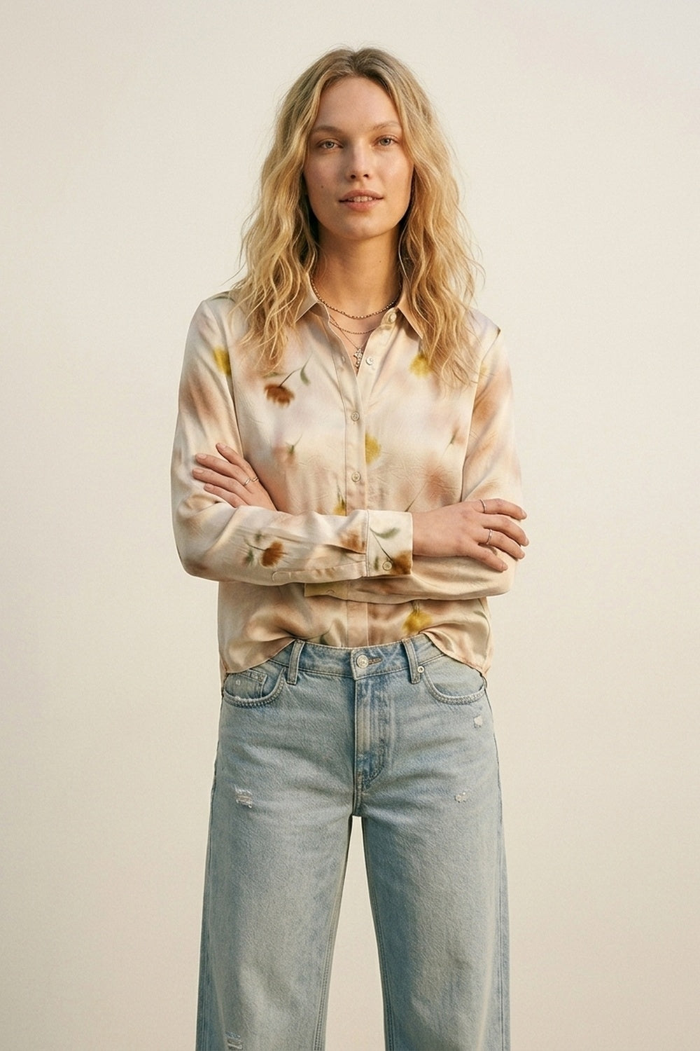 Chemise en satin beige à fleurs avec boutons