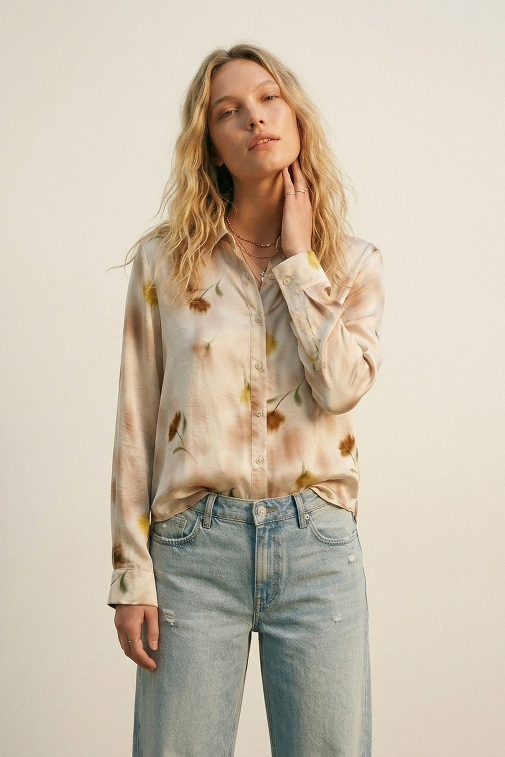 Chemise en satin beige à fleurs avec boutons