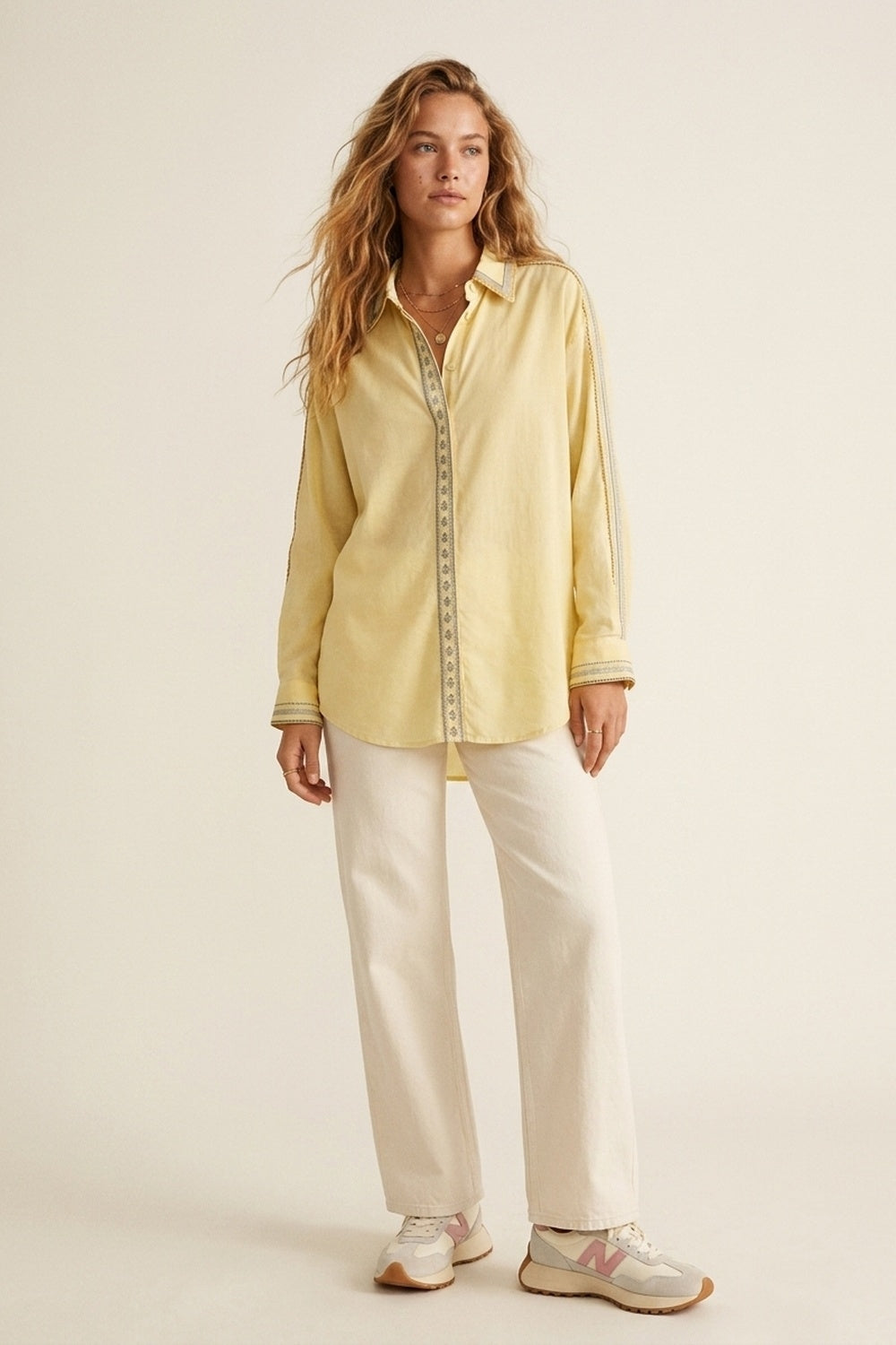 Chemise oversize jaune avec bordures brodées