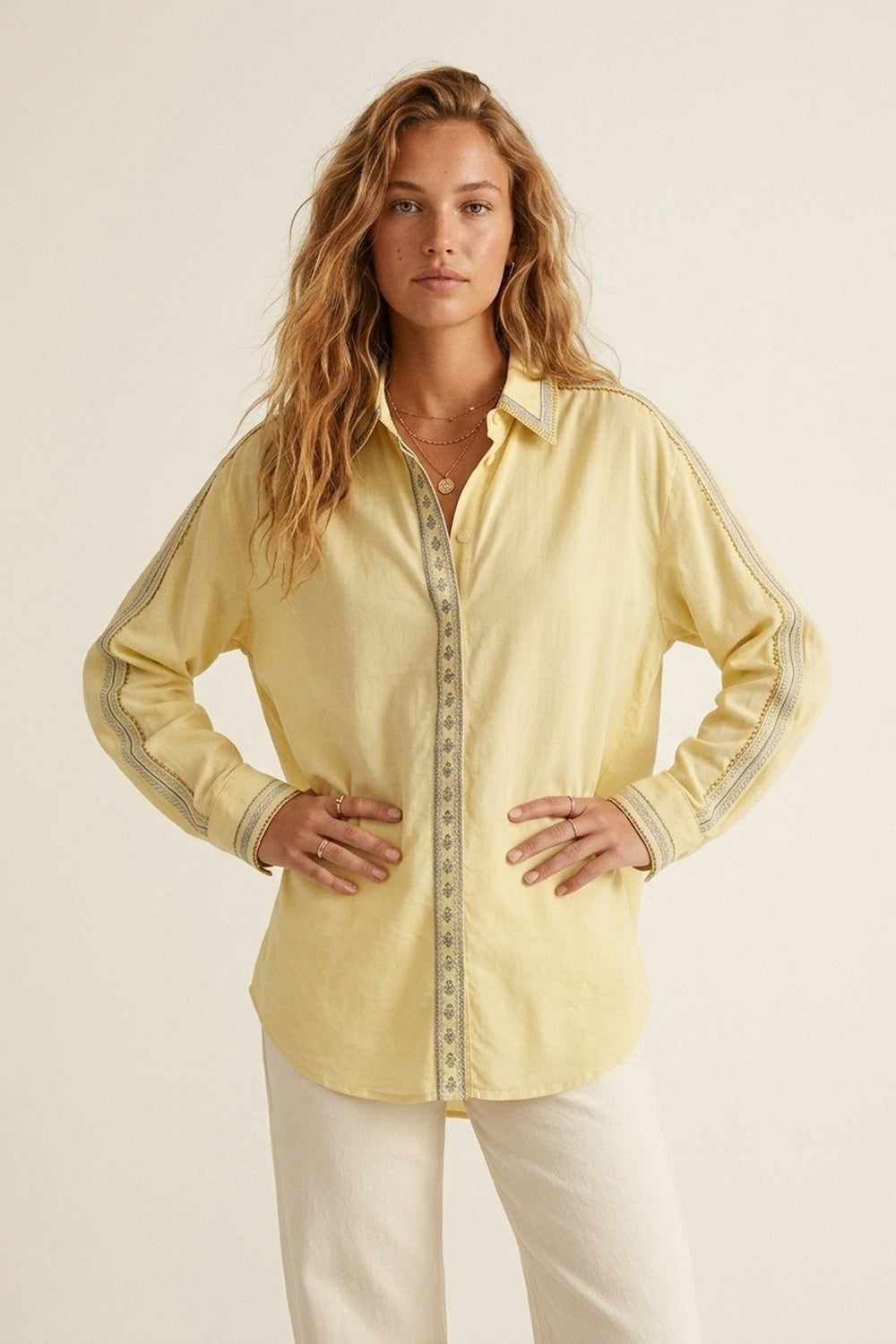 Chemise oversize jaune avec bordures brodées
