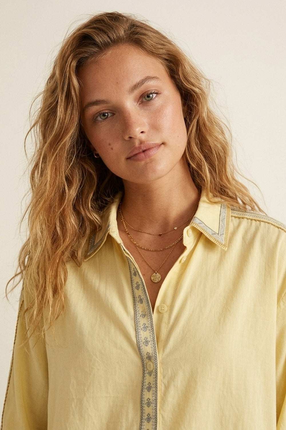 Chemise oversize jaune avec bordures brodées