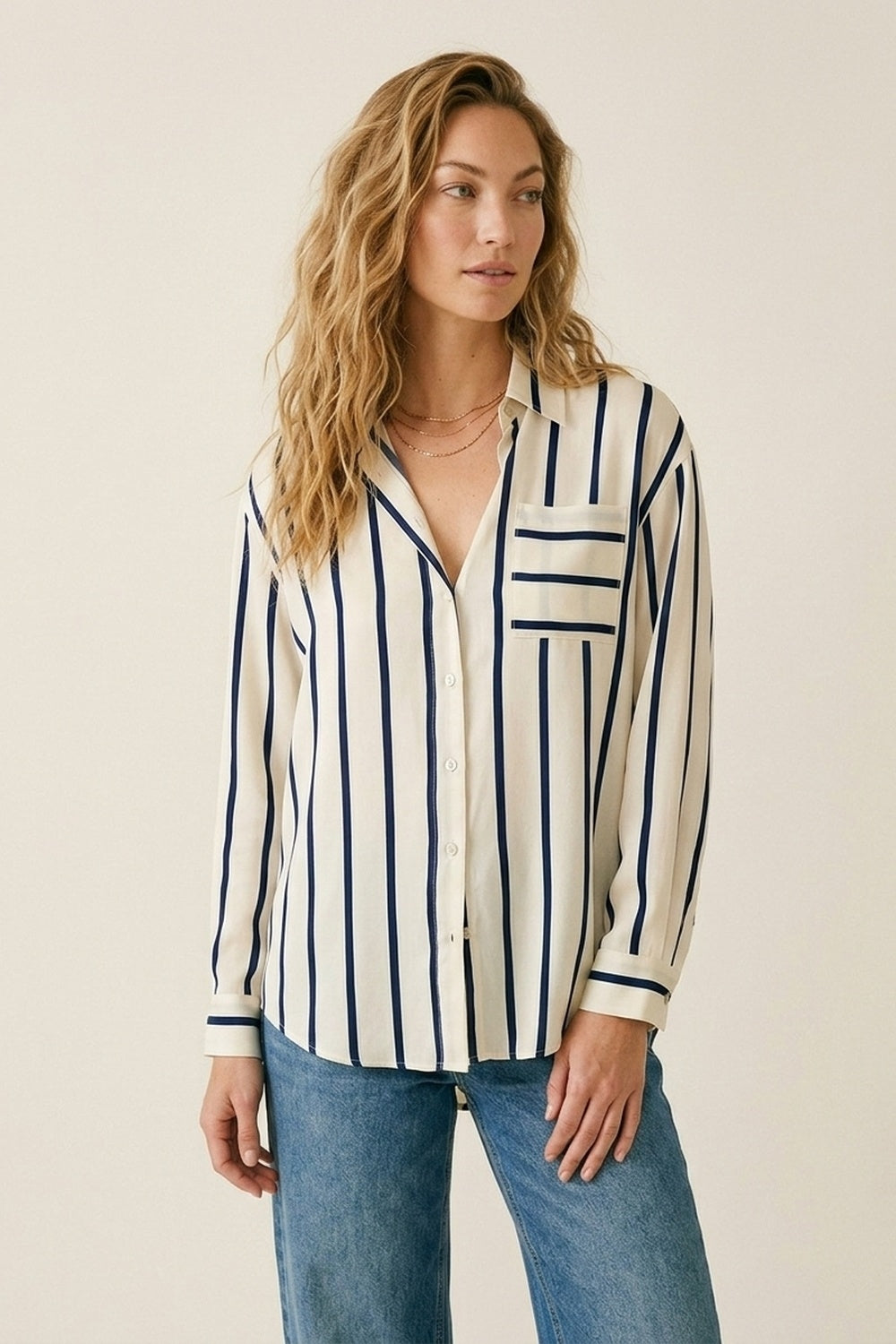 Chemise à rayures crème coupe décontractée en satin avec poche