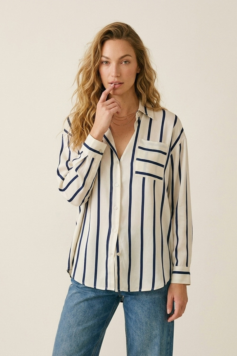 Chemise à rayures crème coupe décontractée en satin avec poche