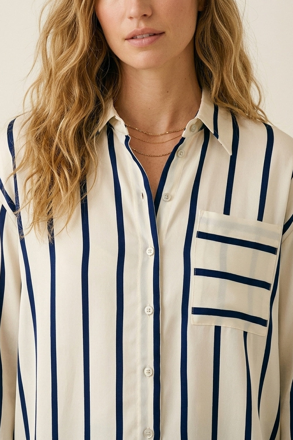 Chemise à rayures crème coupe décontractée en satin avec poche