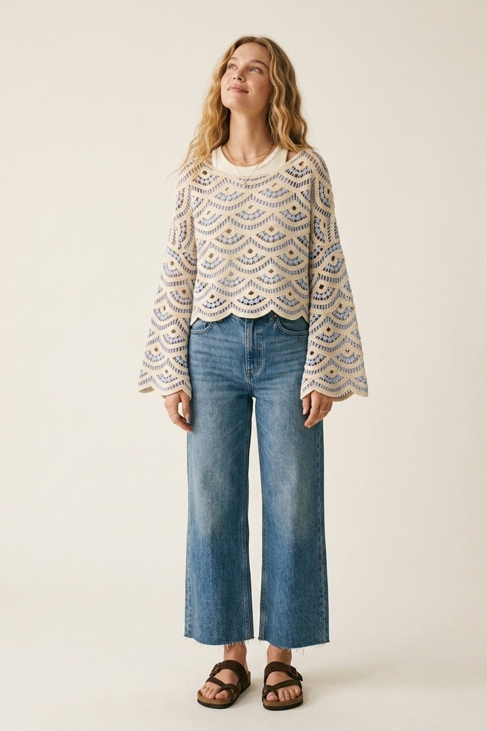Top en crochet bleu clair avec manches larges et bordures festonnées