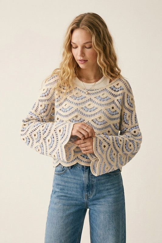 Top en crochet bleu clair avec manches larges et bordures festonnées