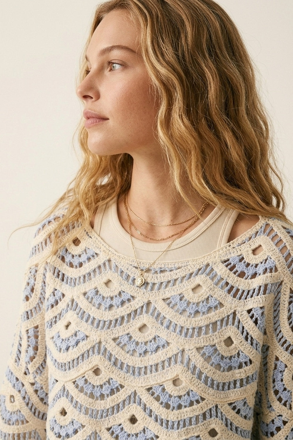 Top en crochet bleu clair avec manches larges et bordures festonnées