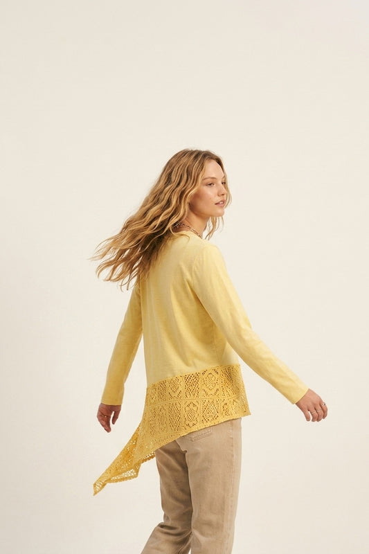 Top avec insertion en crochet et ourlet asymétrique en jaune