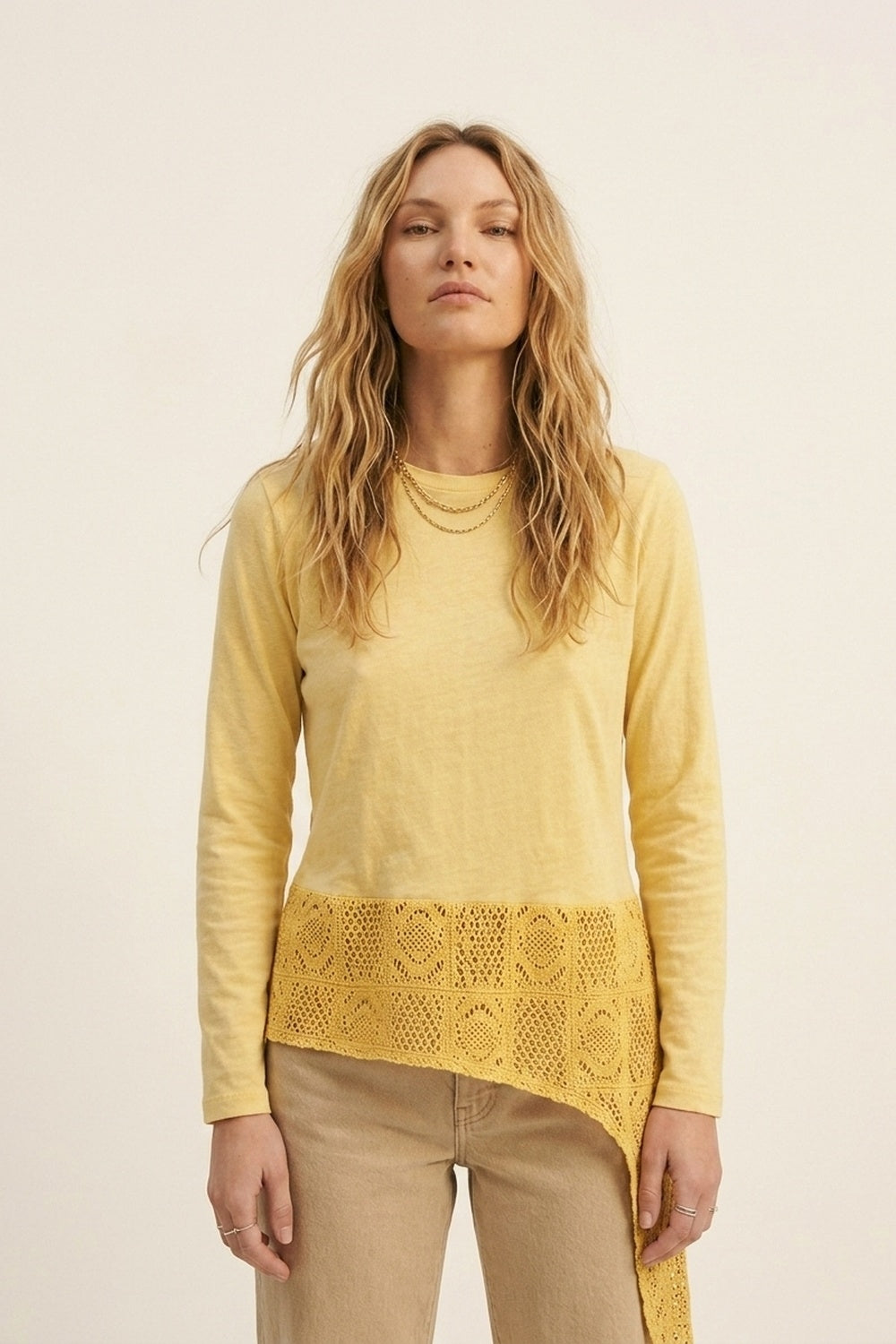 Top avec insertion en crochet et ourlet asymétrique en jaune