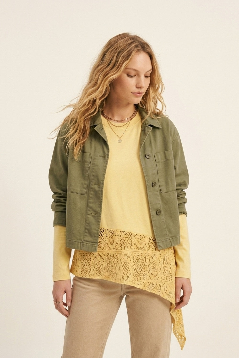 Top avec insertion en crochet et ourlet asymétrique en jaune