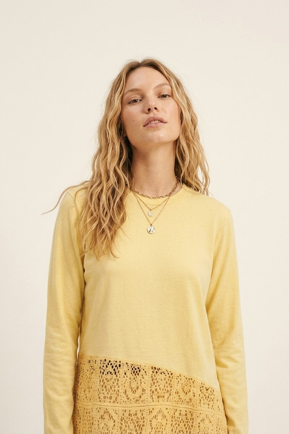 Top avec insertion en crochet et ourlet asymétrique en jaune