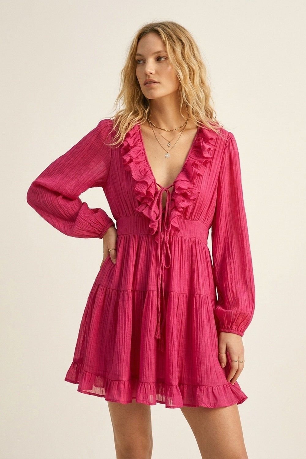 Robe mini à volants en mousseline froissée fuchsia avec encolure en V et ceinture à nouer