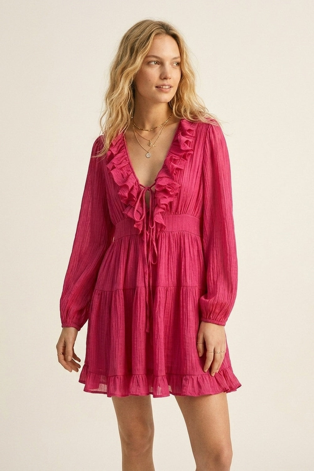 Robe mini à volants en mousseline froissée fuchsia avec encolure en V et ceinture à nouer