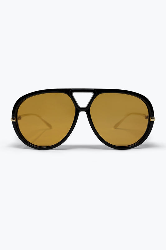 Lunettes de soleil noires à monture aviateur oversize avec bordure dorée et verres ambrés