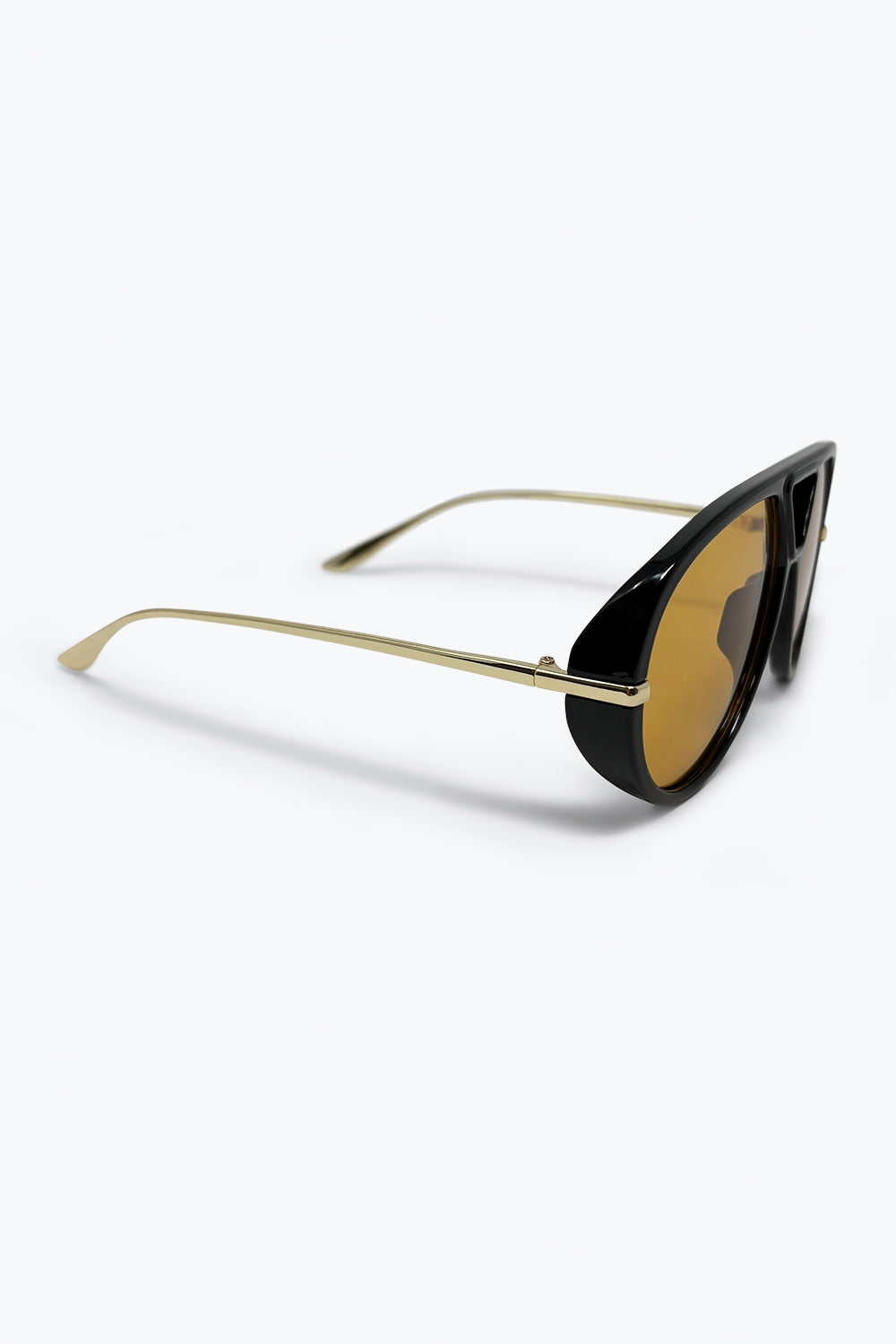 Lunettes de soleil noires à monture aviateur oversize avec bordure dorée et verres ambrés