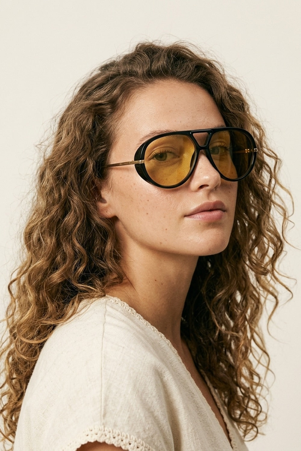 Lunettes de soleil avec monture aviateur noire et verres surdimensionnés teintés jaunes