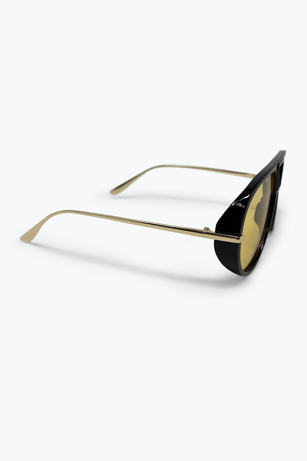 Lunettes de soleil avec monture aviateur noire et verres surdimensionnés teintés jaunes