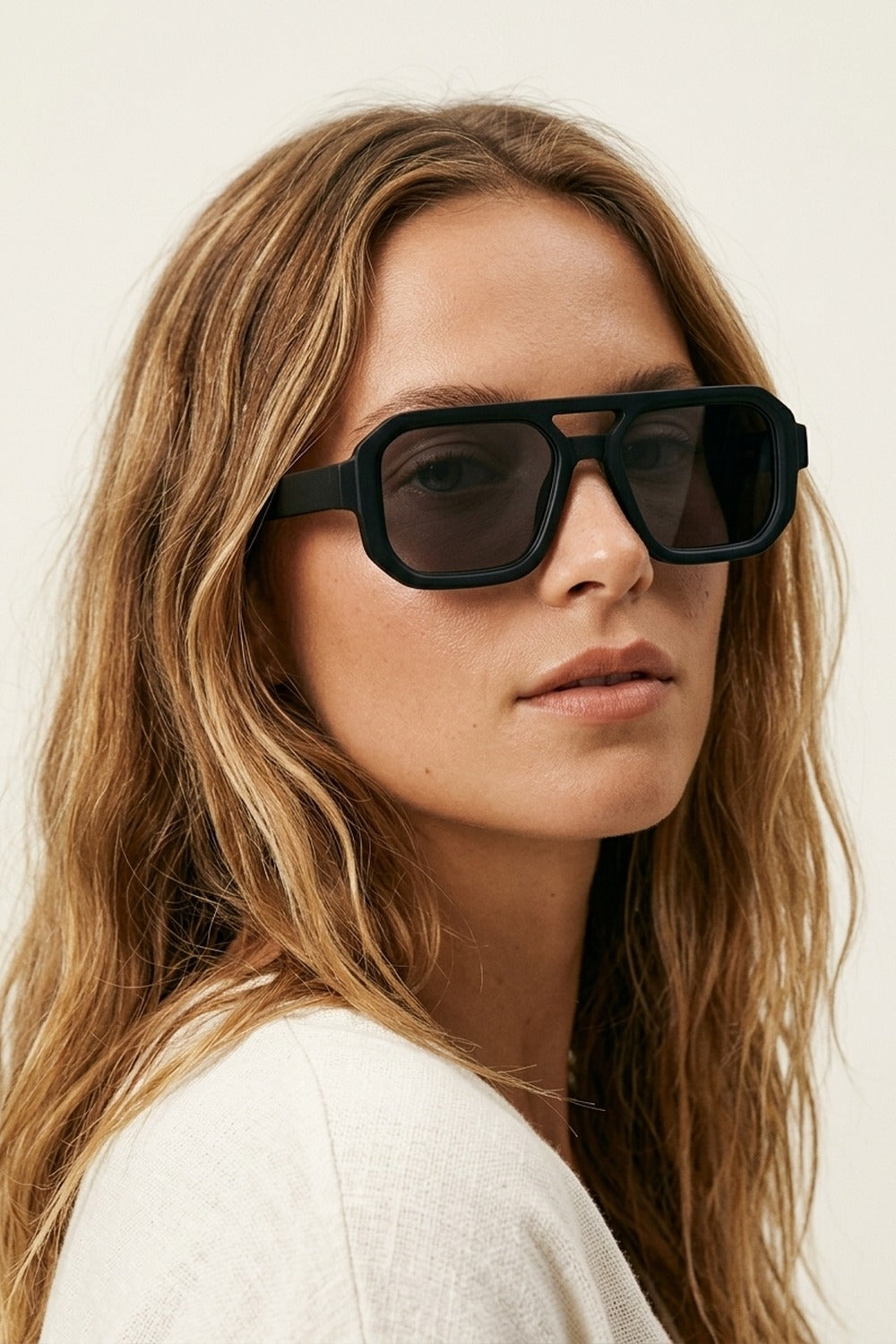 Lunettes de soleil urbaines noires oversize à monture géométrique et branches épaisses