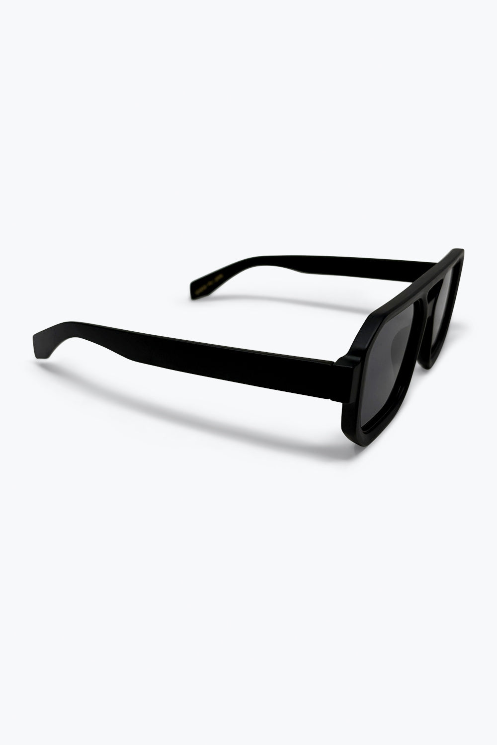 Lunettes de soleil urbaines noires oversize à monture géométrique et branches épaisses