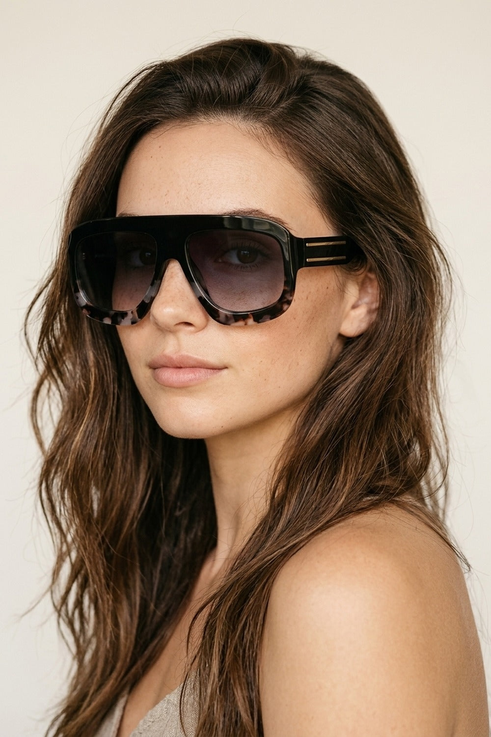 Lunettes de soleil oversize avec monture écaille noire et verres dégradés