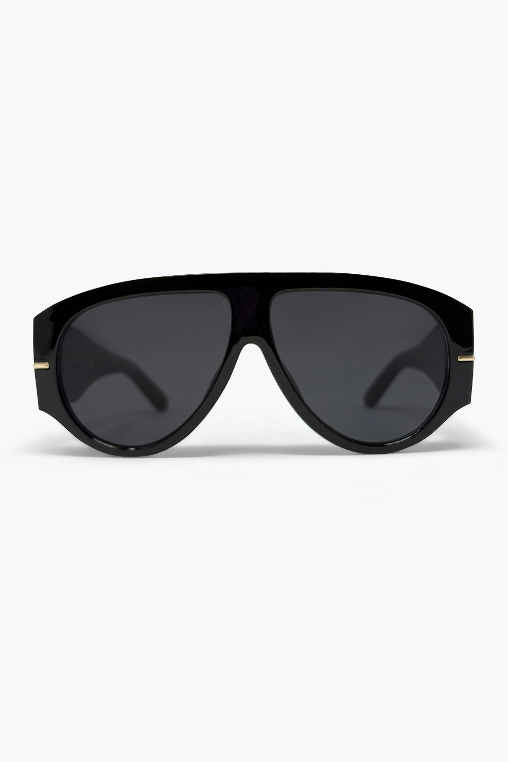 Lunettes de soleil aviateur à monture bouclier oversize noire avec bordure dorée