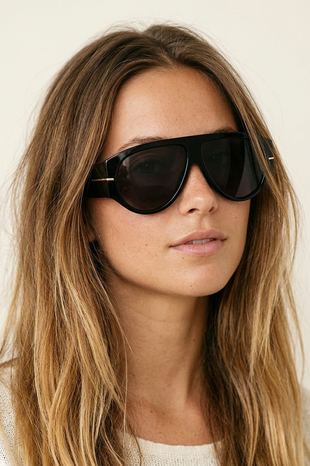 Lunettes de soleil aviateur à monture bouclier oversize noire avec bordure dorée