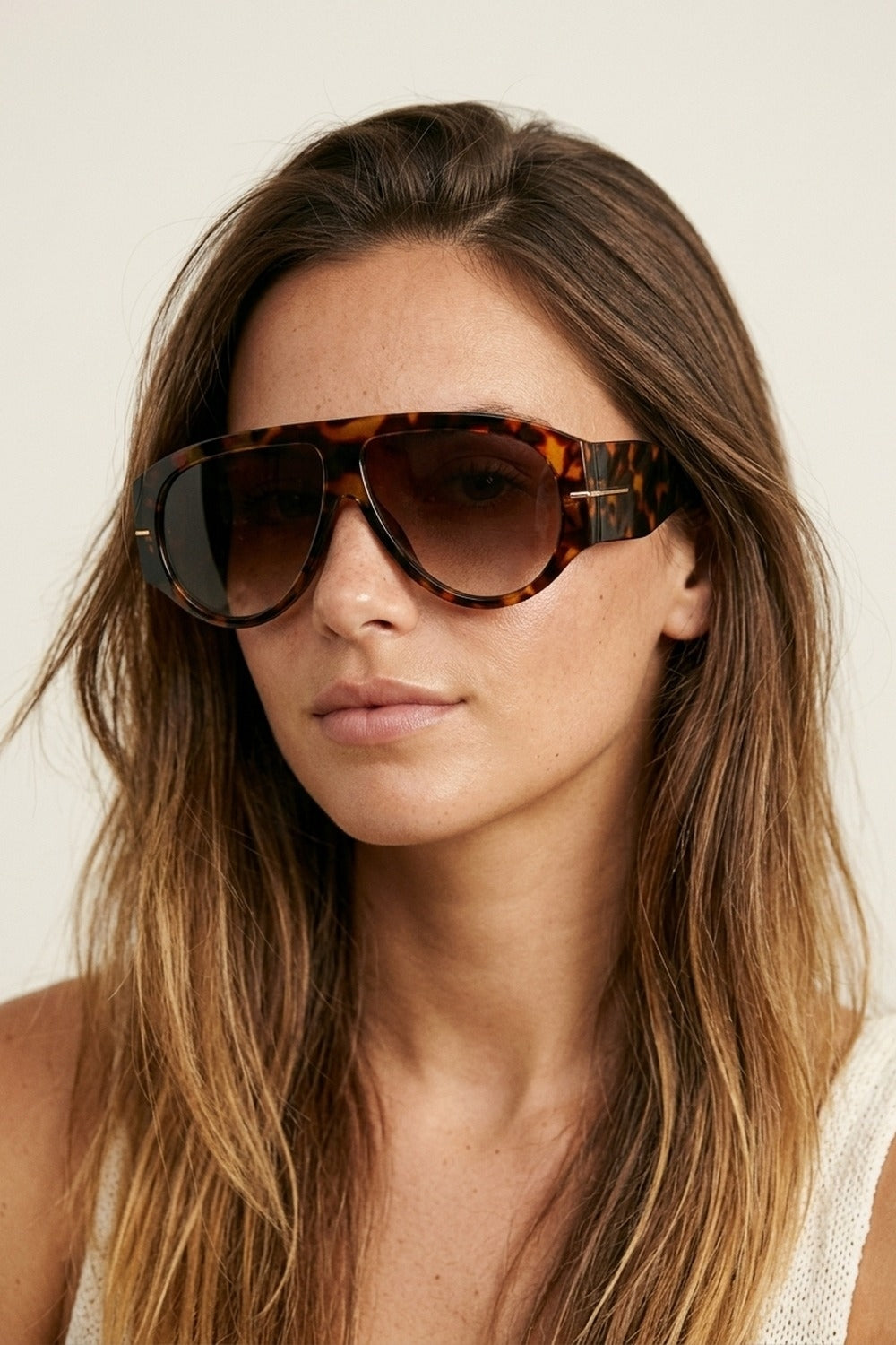 Lunettes de soleil à large visière avec monture épaisse imprimée écaille de tortue marron