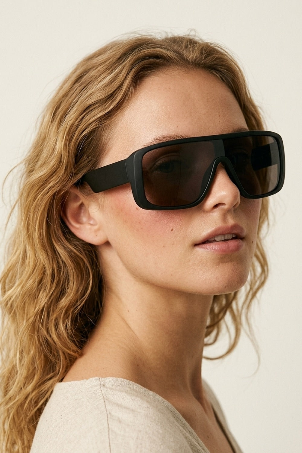 Lunettes de soleil style visière avec monture écran surdimensionnée noire et verres dégradés