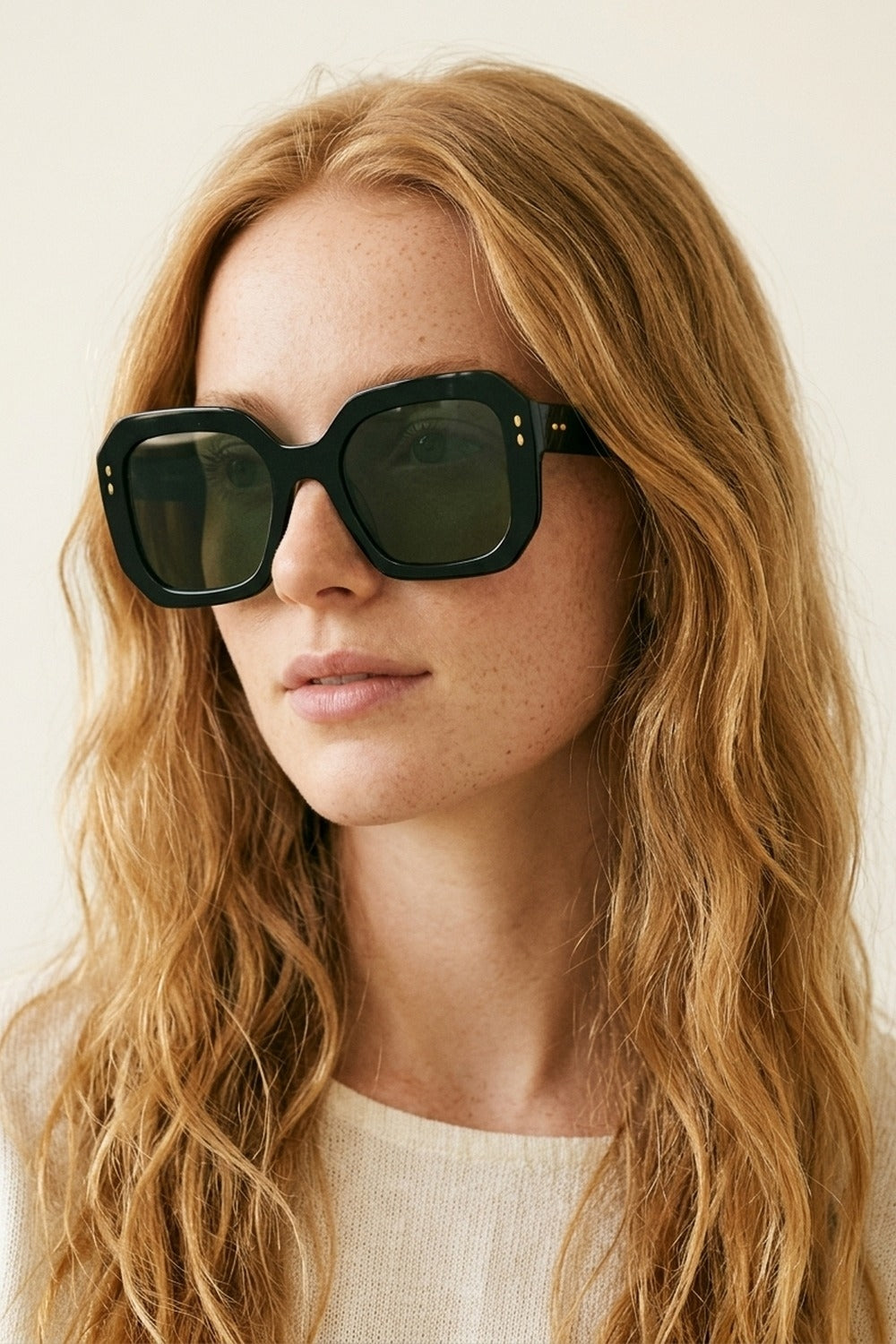 Lunettes de soleil carrées oversize en acétate noir à clous dorés géométriques