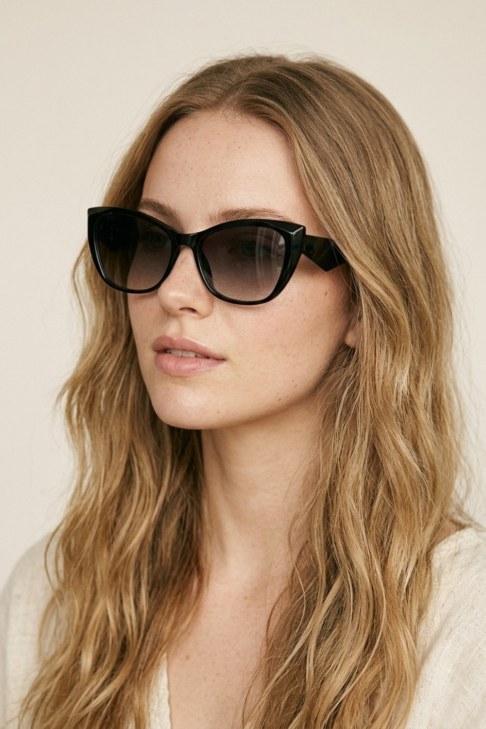 Lunettes de soleil à monture œil de chat noir brillant avec verres dégradés