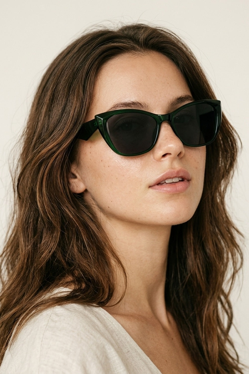 Lunettes de soleil classiques à monture épaisse œil de chat vert brillant