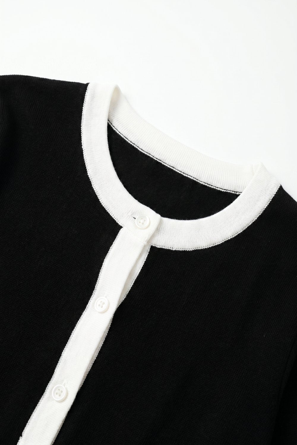 Cardigan à coupe régulière en maille fine avec bordure contrastée couleur noire