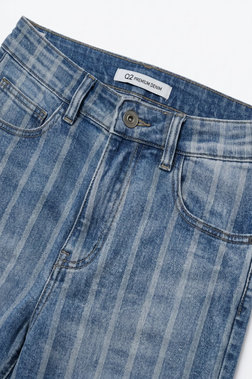 Jeans mom en denim extensible à rayures en coupe droite de couleur medium wash