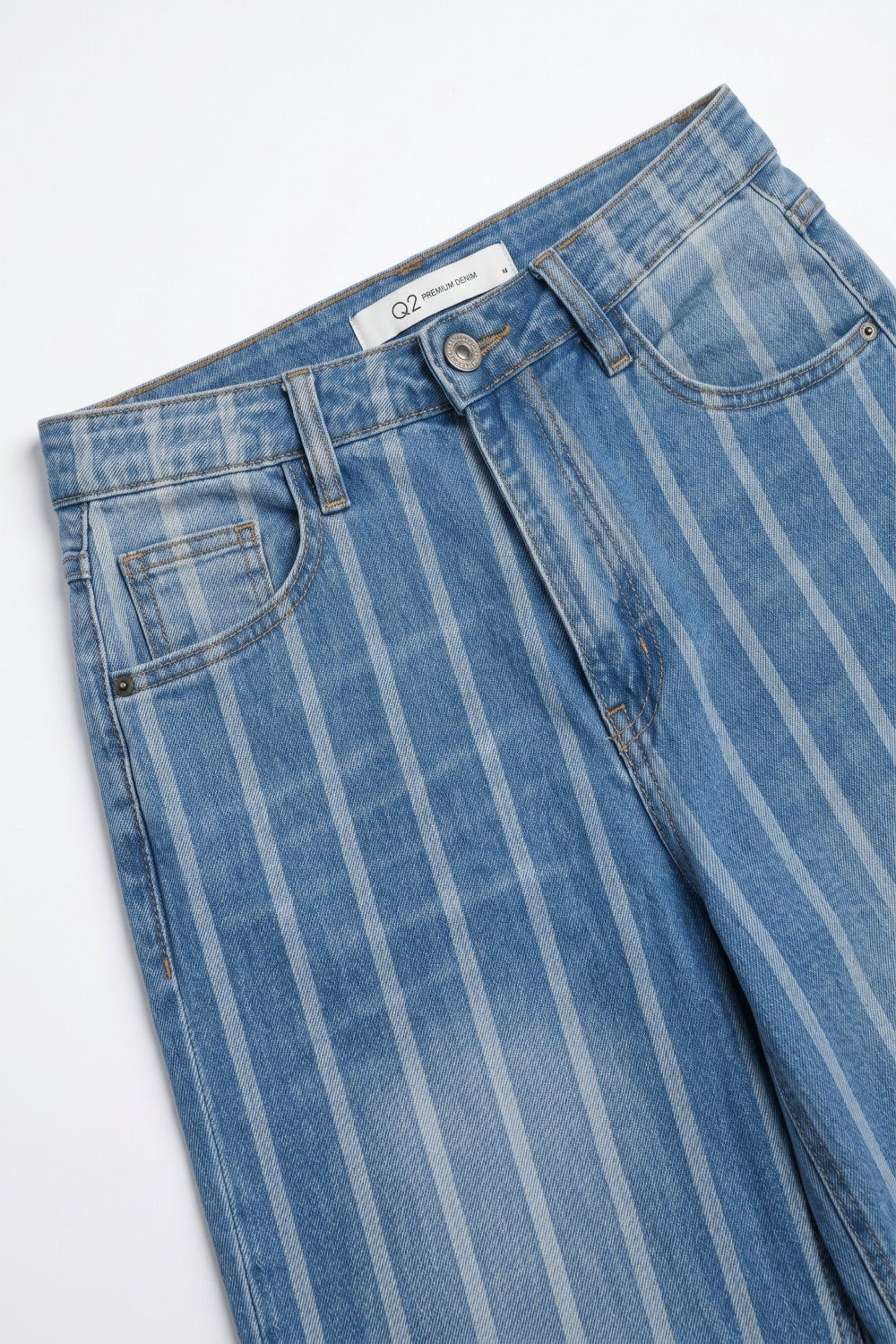 Jean bleu délavé moyen avec design à rayures et jambes larges effilochées