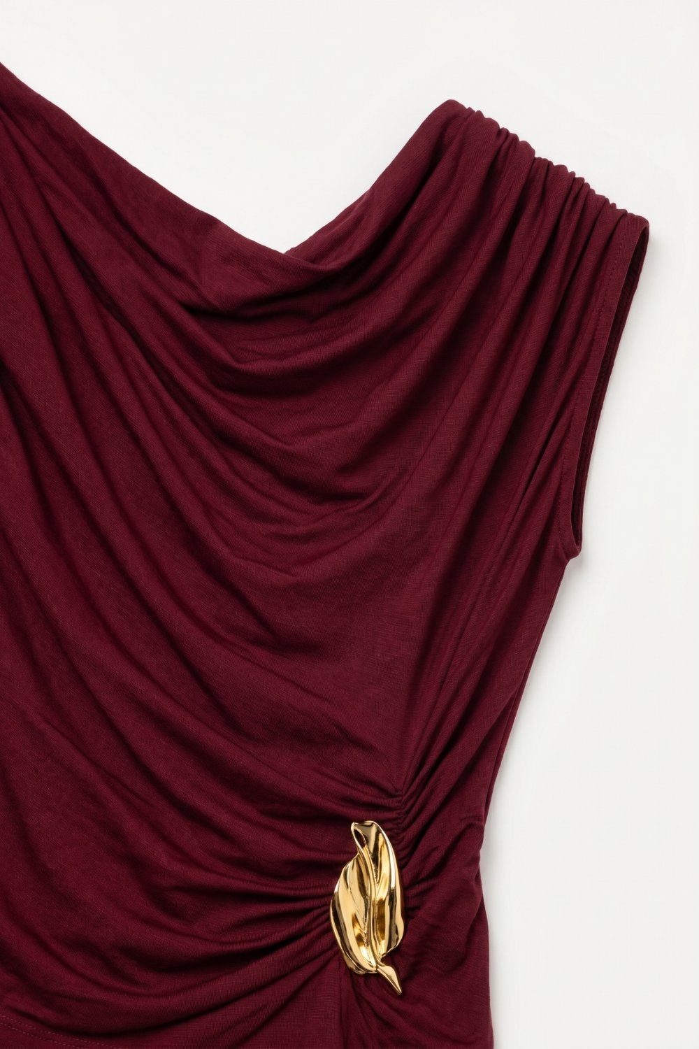 Top léger en viscose bordeaux avec accent doré et sans manches drapé