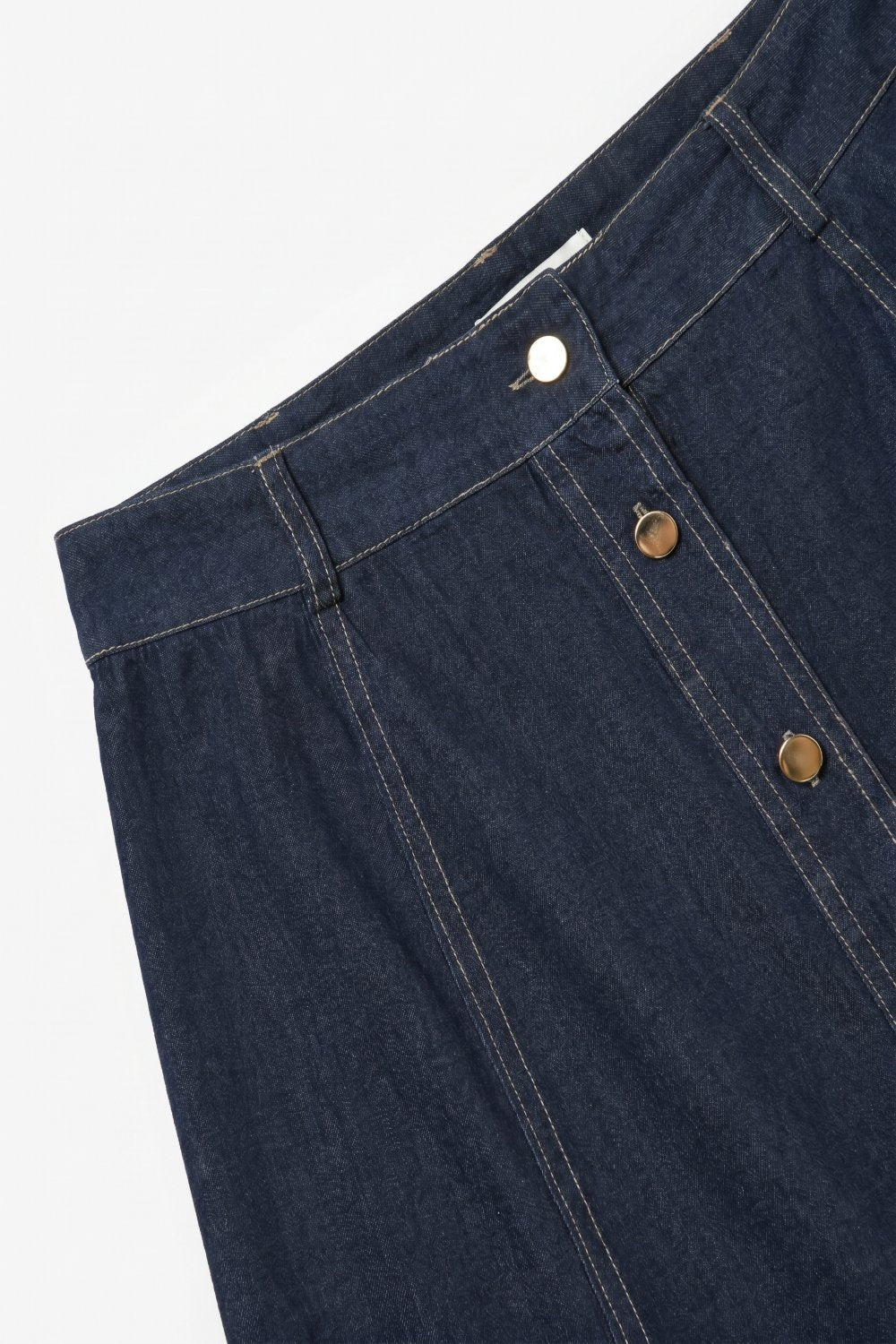 Jupe midi en denim bleu foncé avec surpiqûres contrastées et boutons devant en ligne A