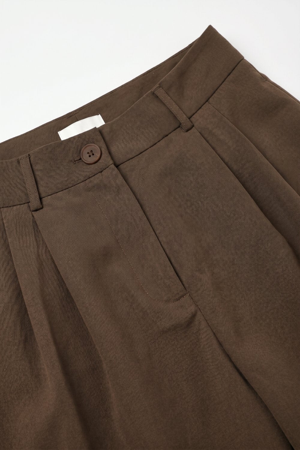 shorts bermuda plissés marron longueur genou et coupe ajustée
