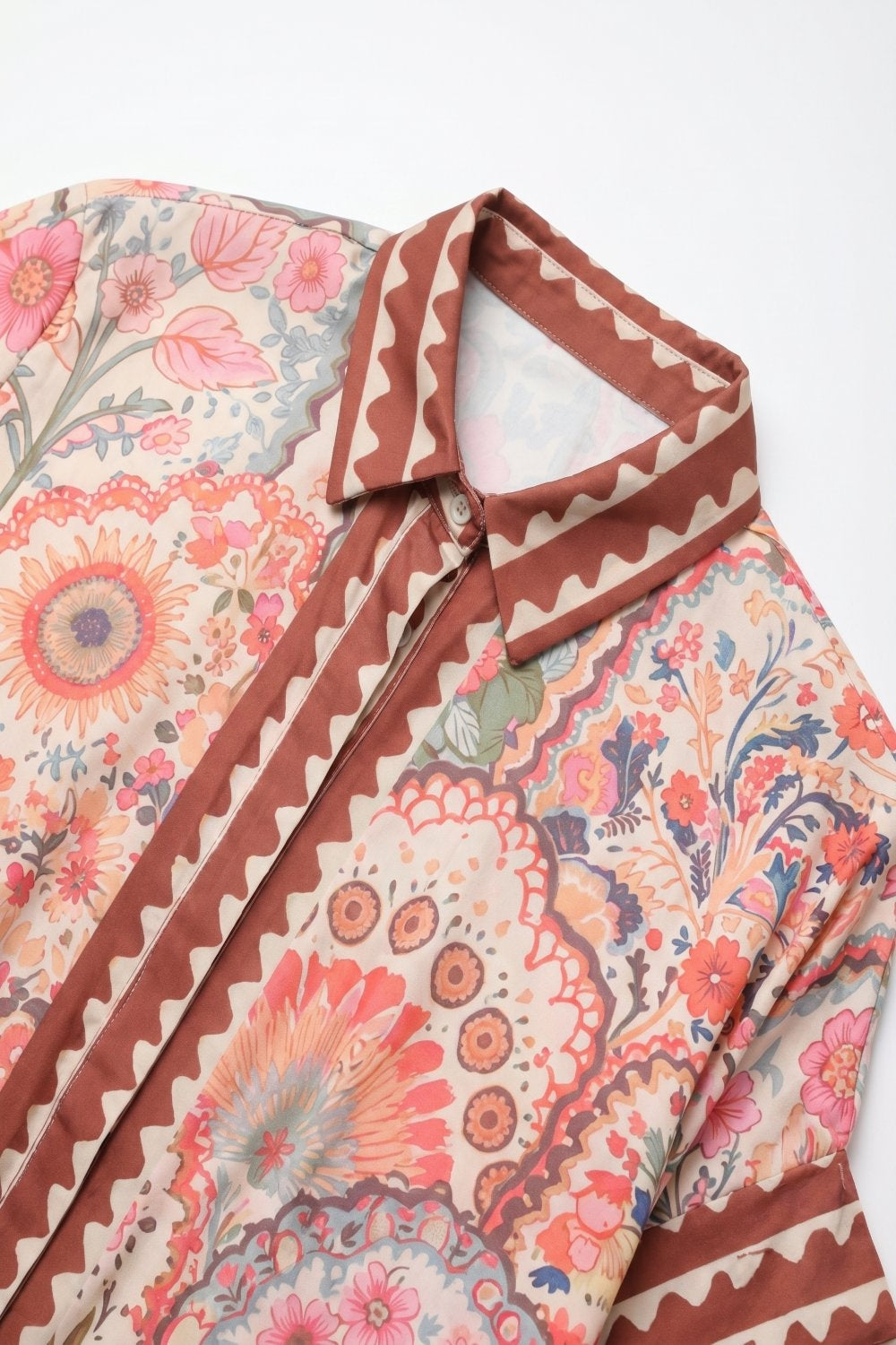 Chemise à imprimé floral multicolore en tissu léger avec garniture contrastée