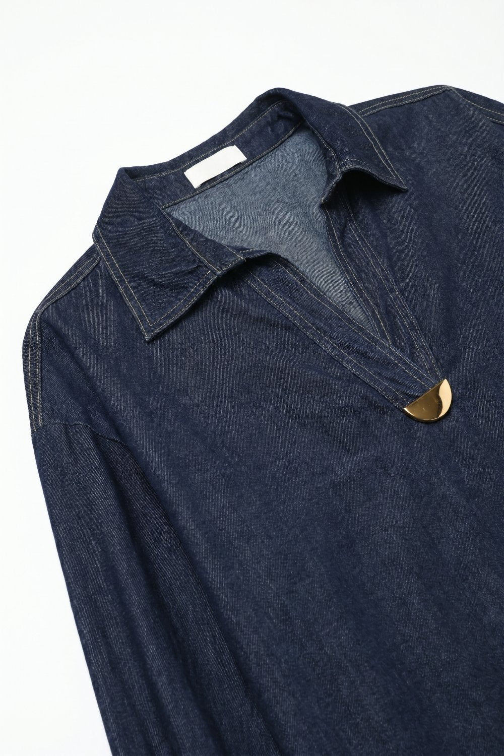 Chemise à col en V avec bordure dorée en tissu denim léger