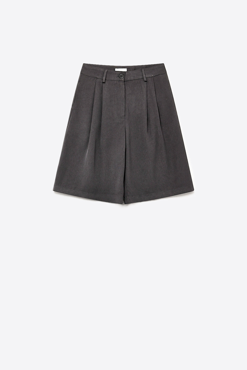 Bermuda noire plissée avec longueur au genou et coupe ajustée