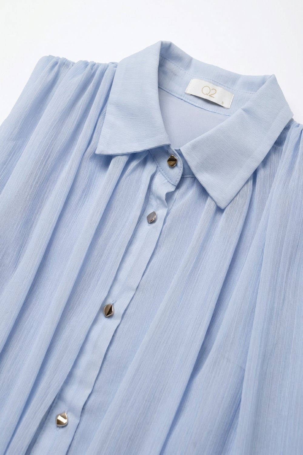 Blouse sans manches plissée en mousseline bleu clair à boutons sur le devant coupe régulière