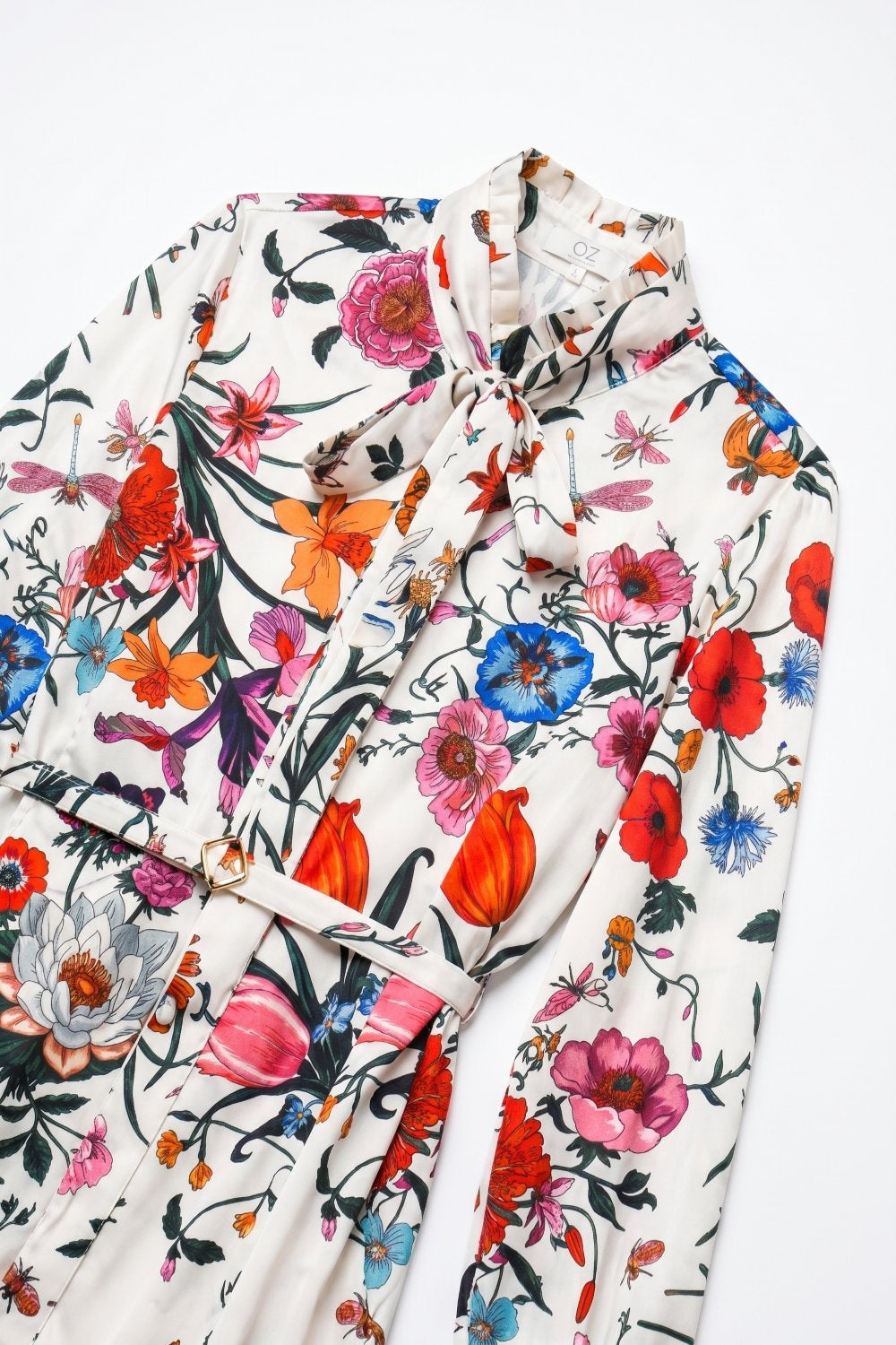 Robe courte à manches longues en tissu léger à imprimé floral blanc avec ceinture