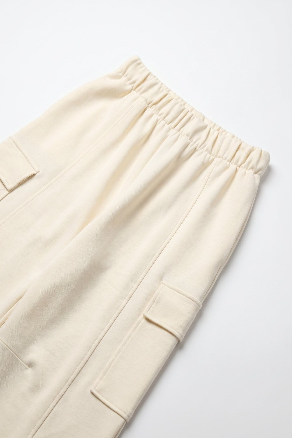 Pantalon large à poches cargo en viscose crème avec taille élastique