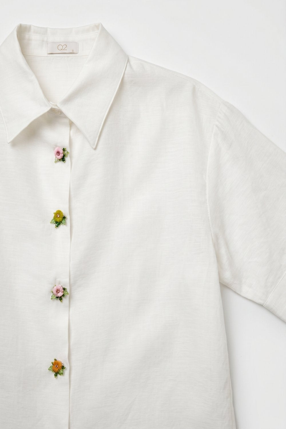 Chemise en Tencel blanche avec boutons fleur bijou
