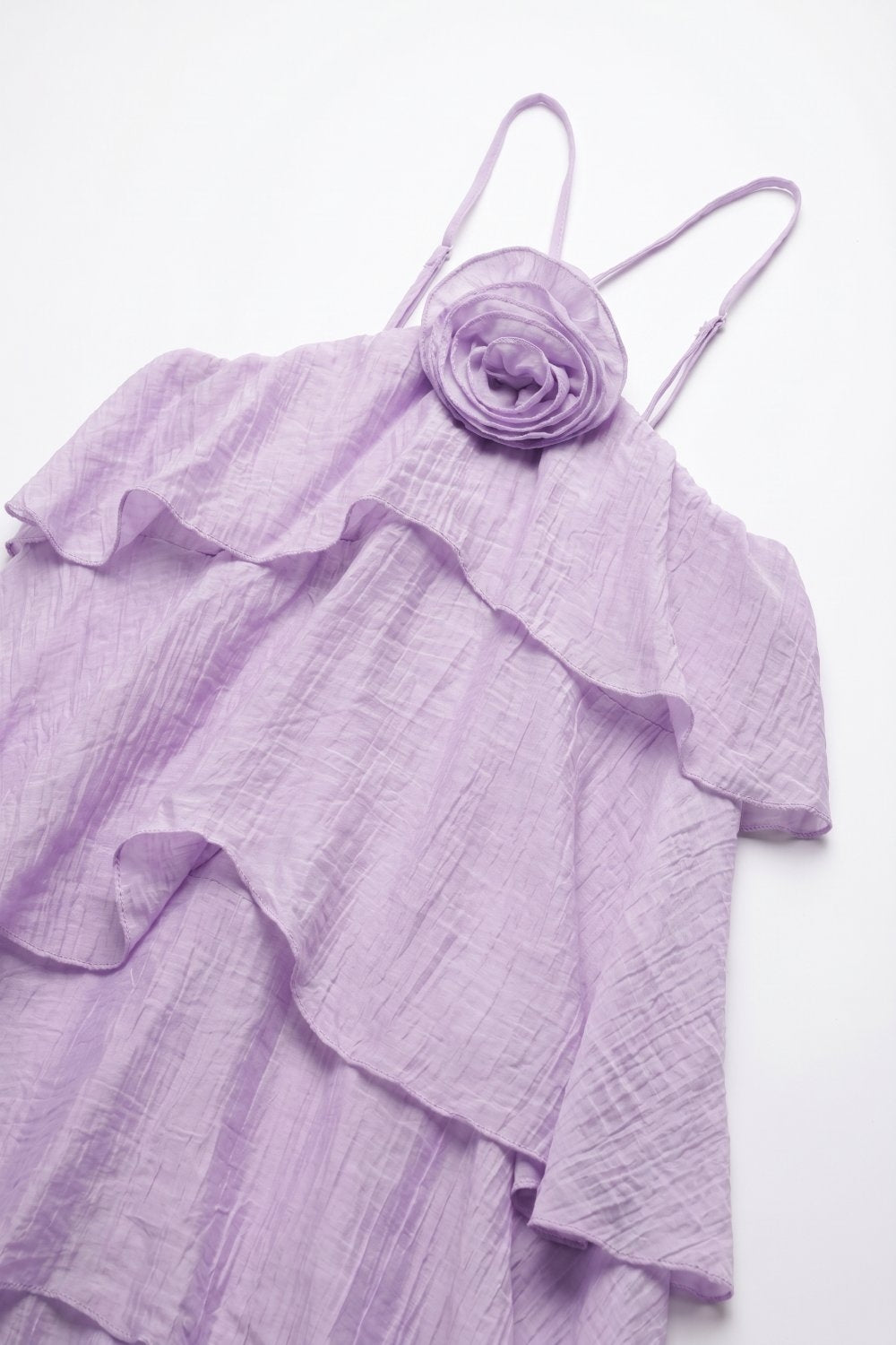 Robe Maxi Lilas à Volants Plissés en Tissu Tissé avec Détail de Rose
